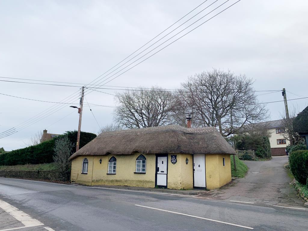 Lot: 3 - UNIQUE DETACHED ONE-BEDROOM TOLL HOUSE - 